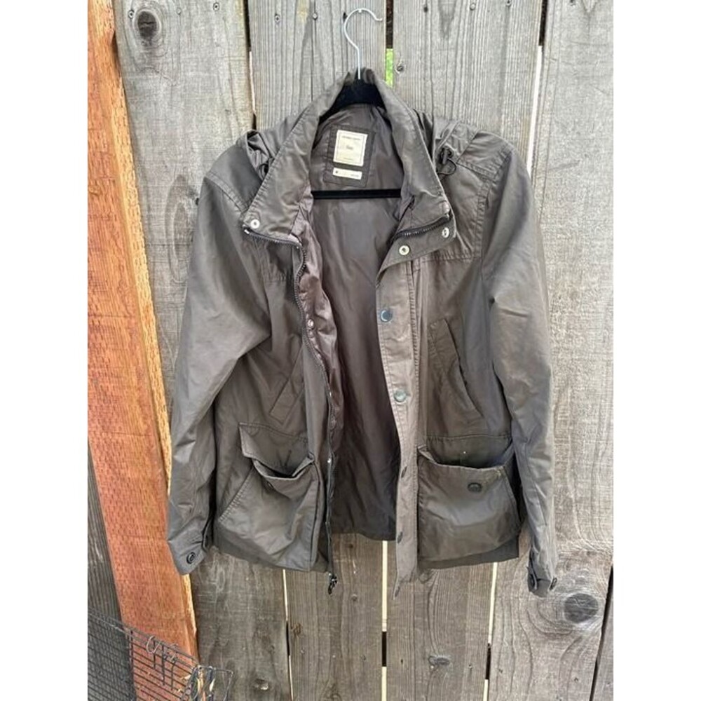 Gap utility jacket features a full zip closure with a snap placket and two lower